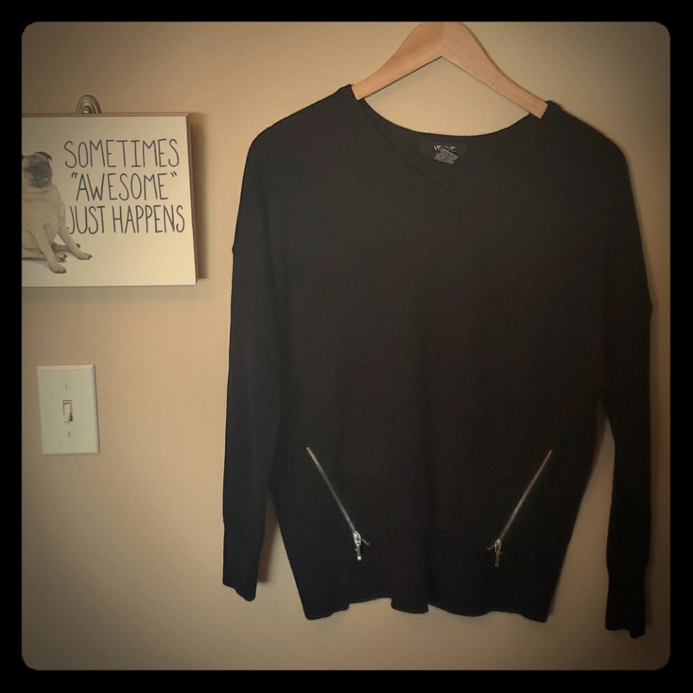 ⛱3/$20 Black V Neck Sweater Silver Zipper Details